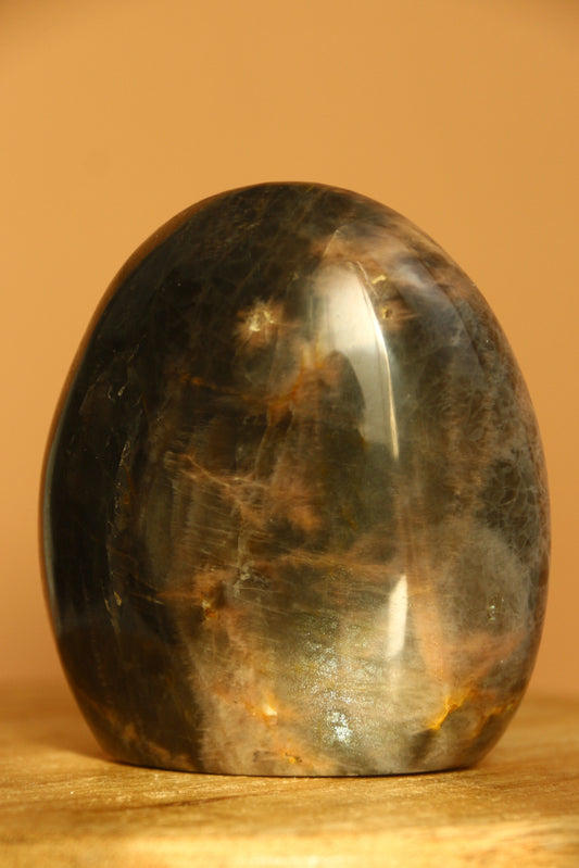 Pierre de lune noire – Forme libre n°313 | 227g | Origine Madagascar