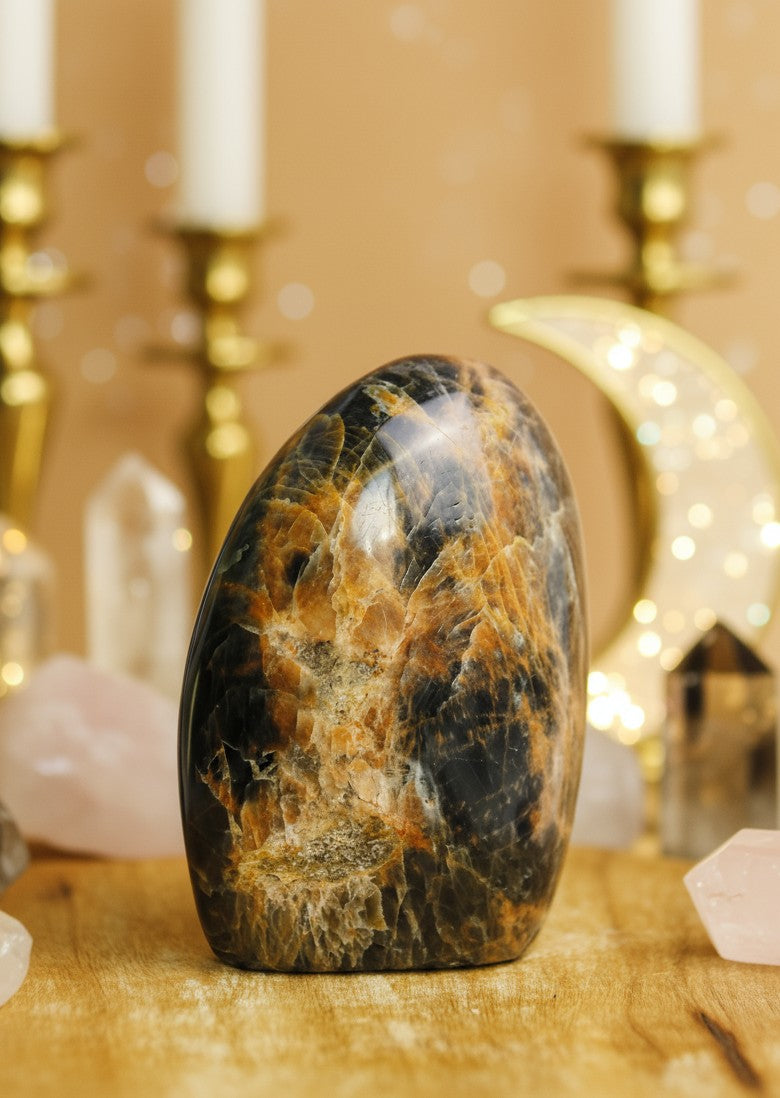 Pierre de lune noire – Forme libre n°311 | 274g | Origine Madagascar