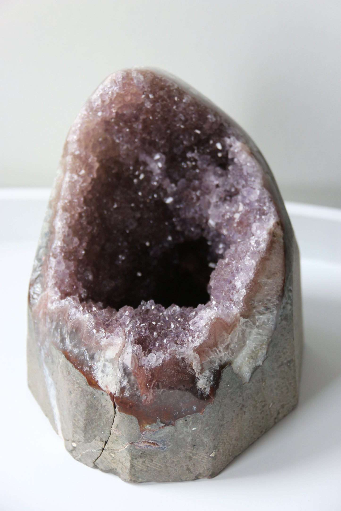 Améthyste naturelle d'Uruguay, 11,8 cm de hauteur, 9,5 cm de largeur."