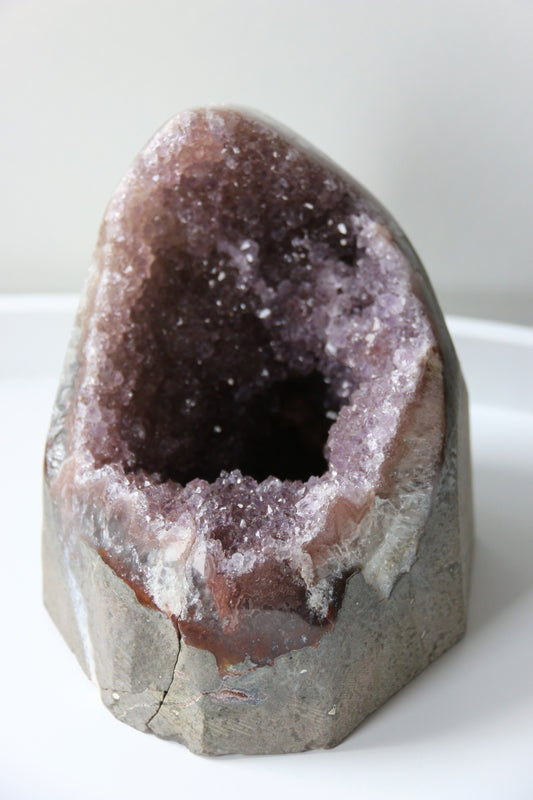Améthyste naturelle d'Uruguay, 11,8 cm de hauteur, 9,5 cm de largeur."