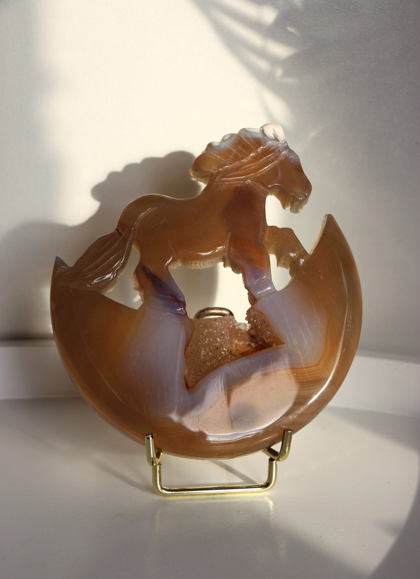 Cheval sur Lune en Agate avec Druse Cristallisée