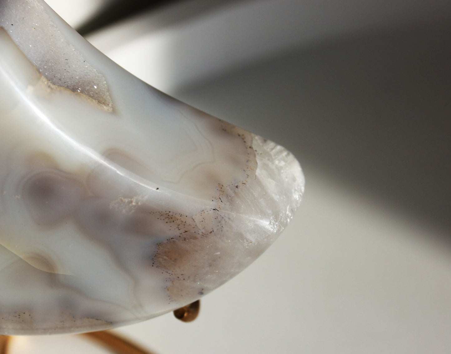 Lune en Agate Cristallisée du Brésil sur socle (483g)