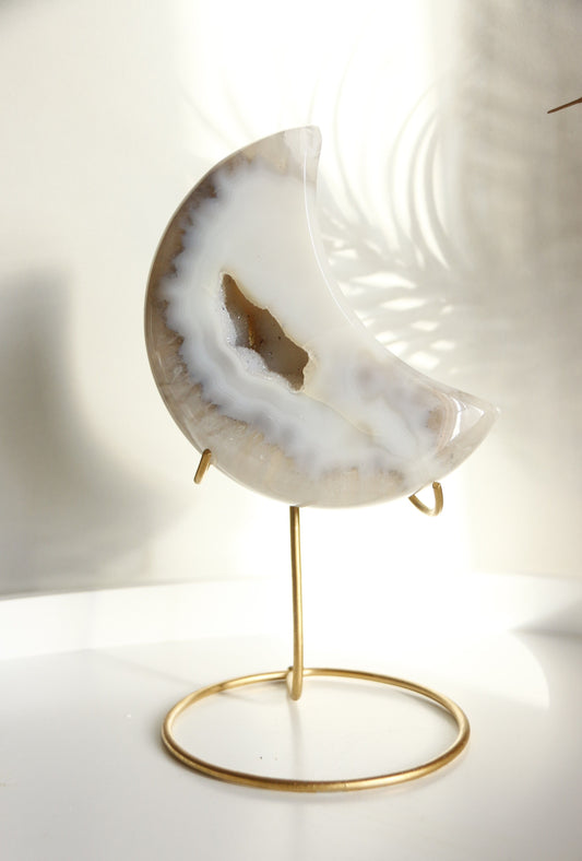 Lune en Agate Cristallisée du Brésil sur socle (483g)