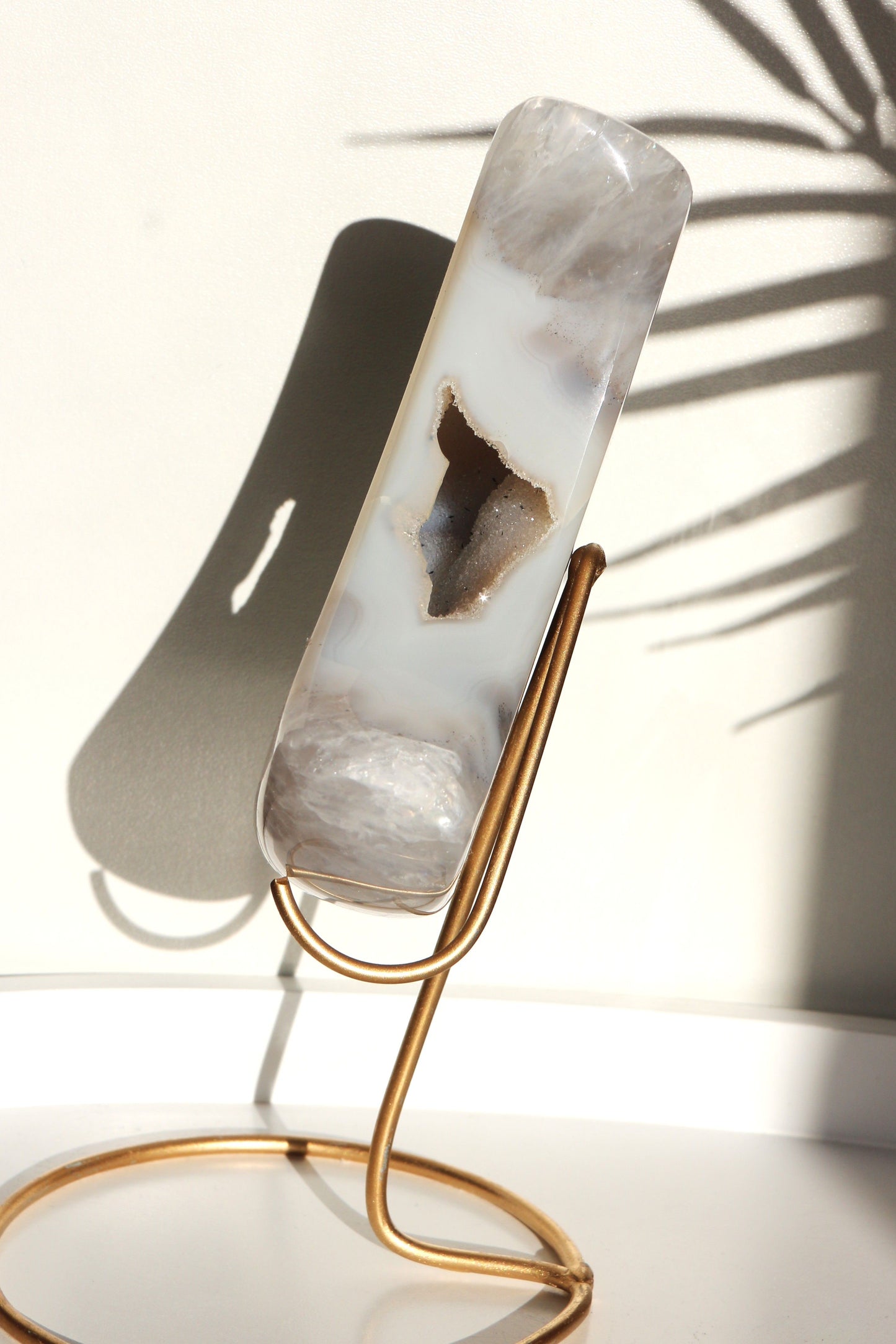 Lune en Agate Cristallisée du Brésil sur socle (483g)