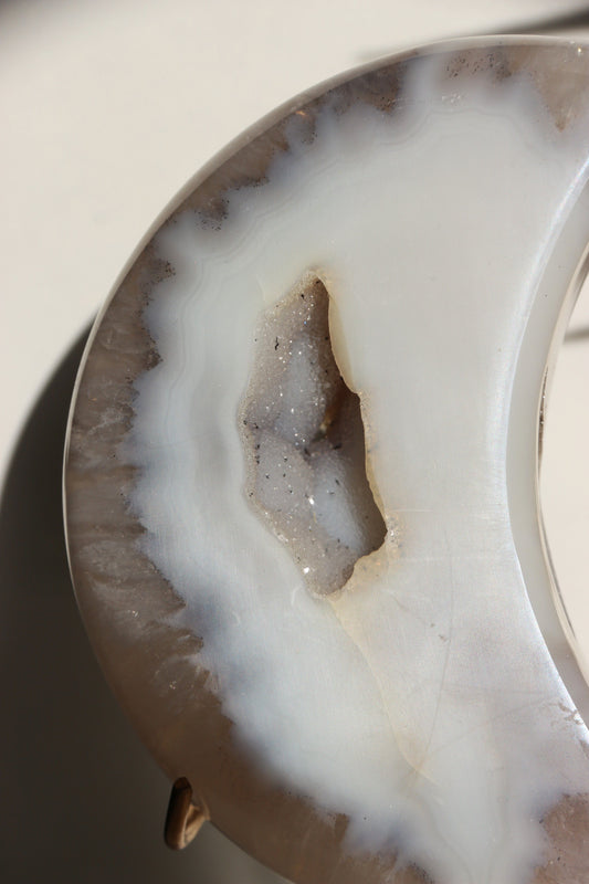 Lune en Agate Cristallisée du Brésil sur socle (483g)