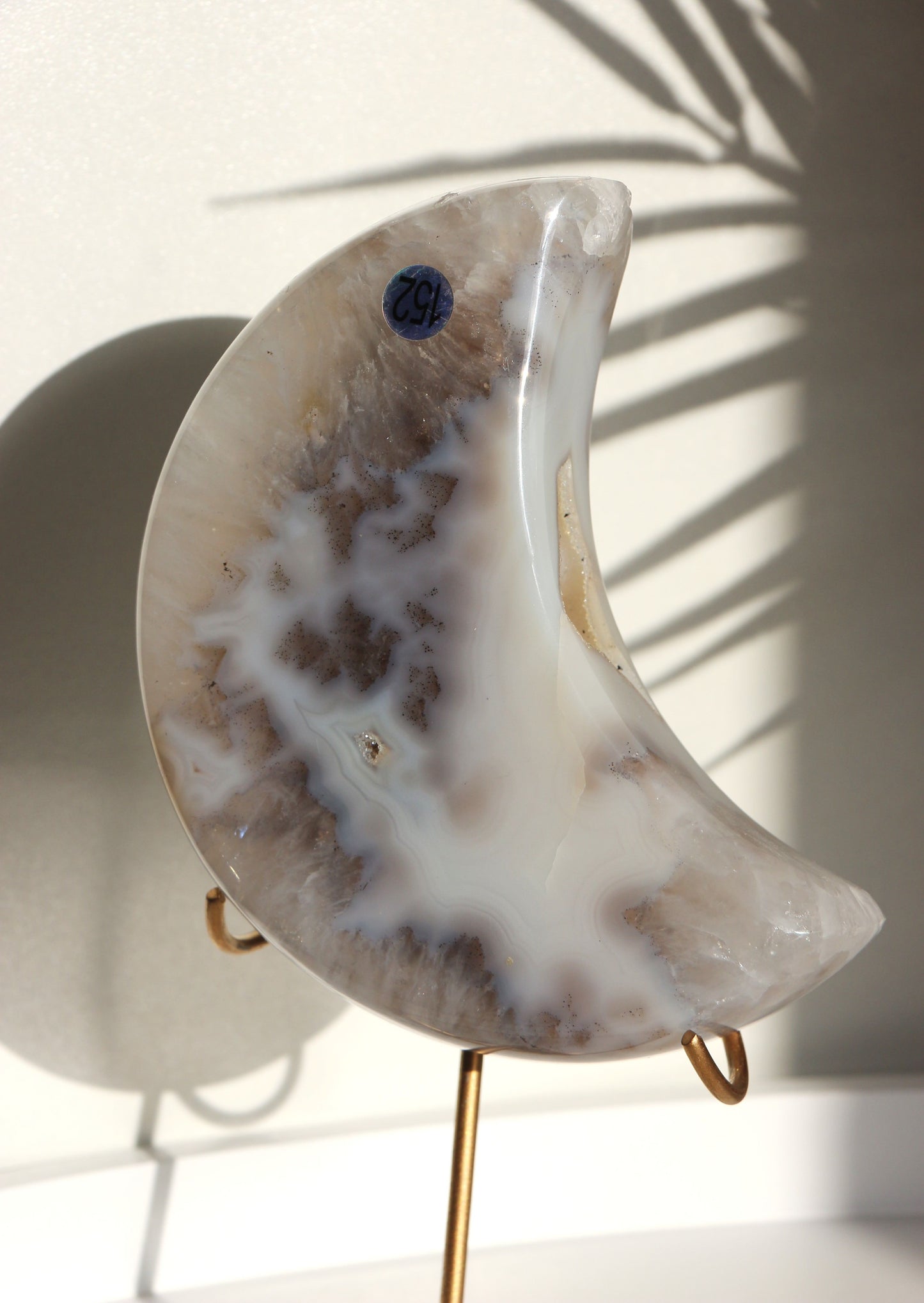 Lune en Agate Cristallisée du Brésil sur socle (483g)