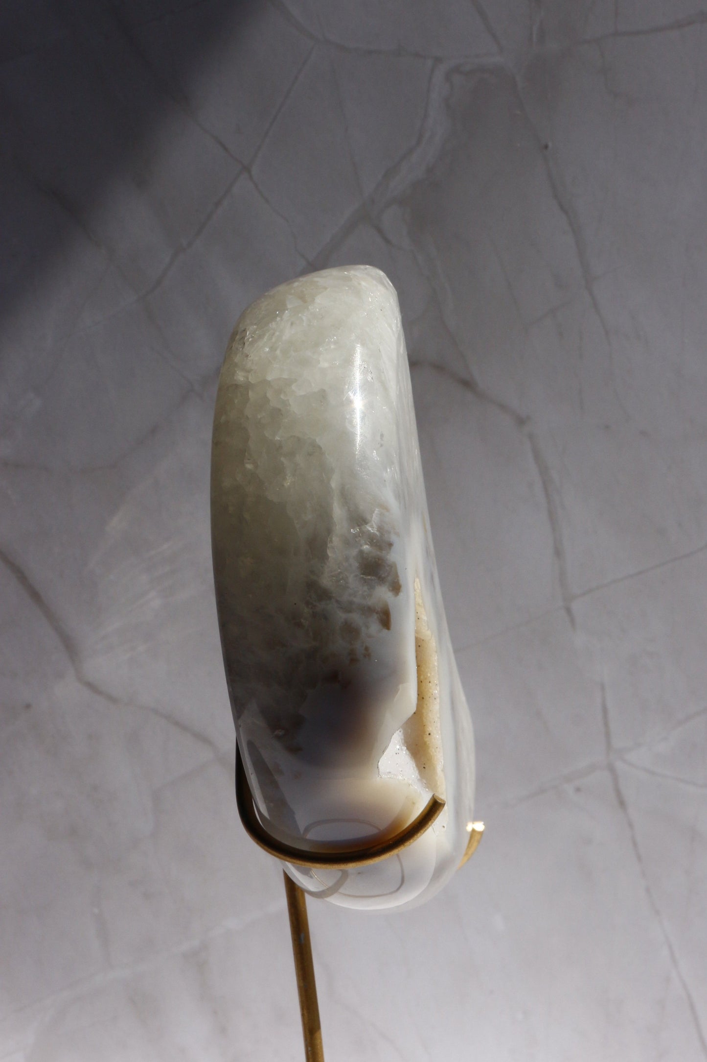Lune en Agate Cristallisée n°158 – 500g | Socle inclus 💎