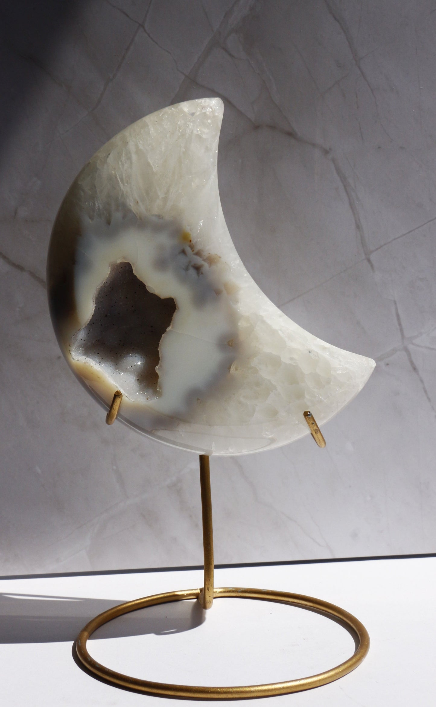 Lune en Agate Cristallisée n°158 – 500g | Socle inclus 💎