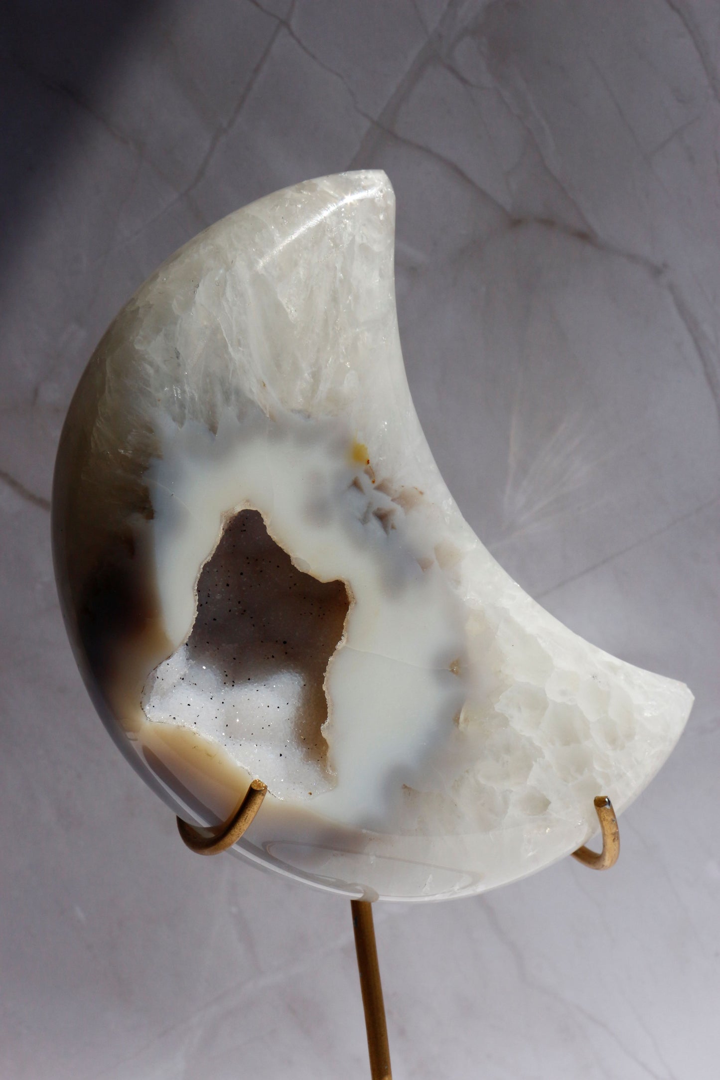 Lune en Agate Cristallisée n°158 – 500g | Socle inclus 💎