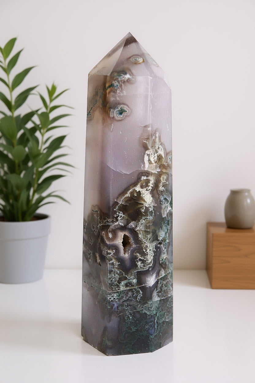 Pointe en agate mousse naturelle avec druse cristallisée, 568g, dimensions 16,5x4,2 cm