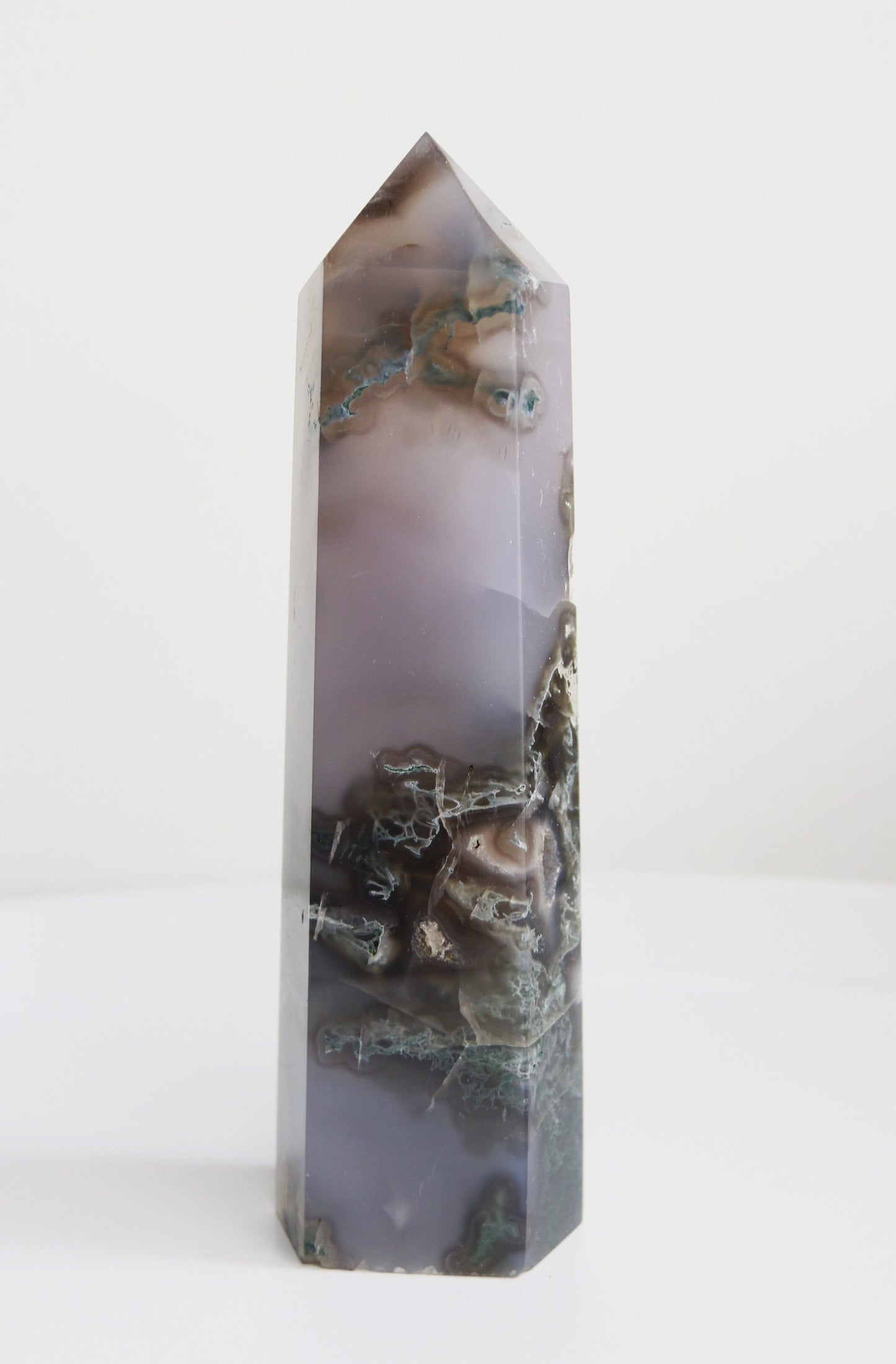 Pointe en agate mousse naturelle avec druse cristallisée, 568g, dimensions 16,5x4,2 cm