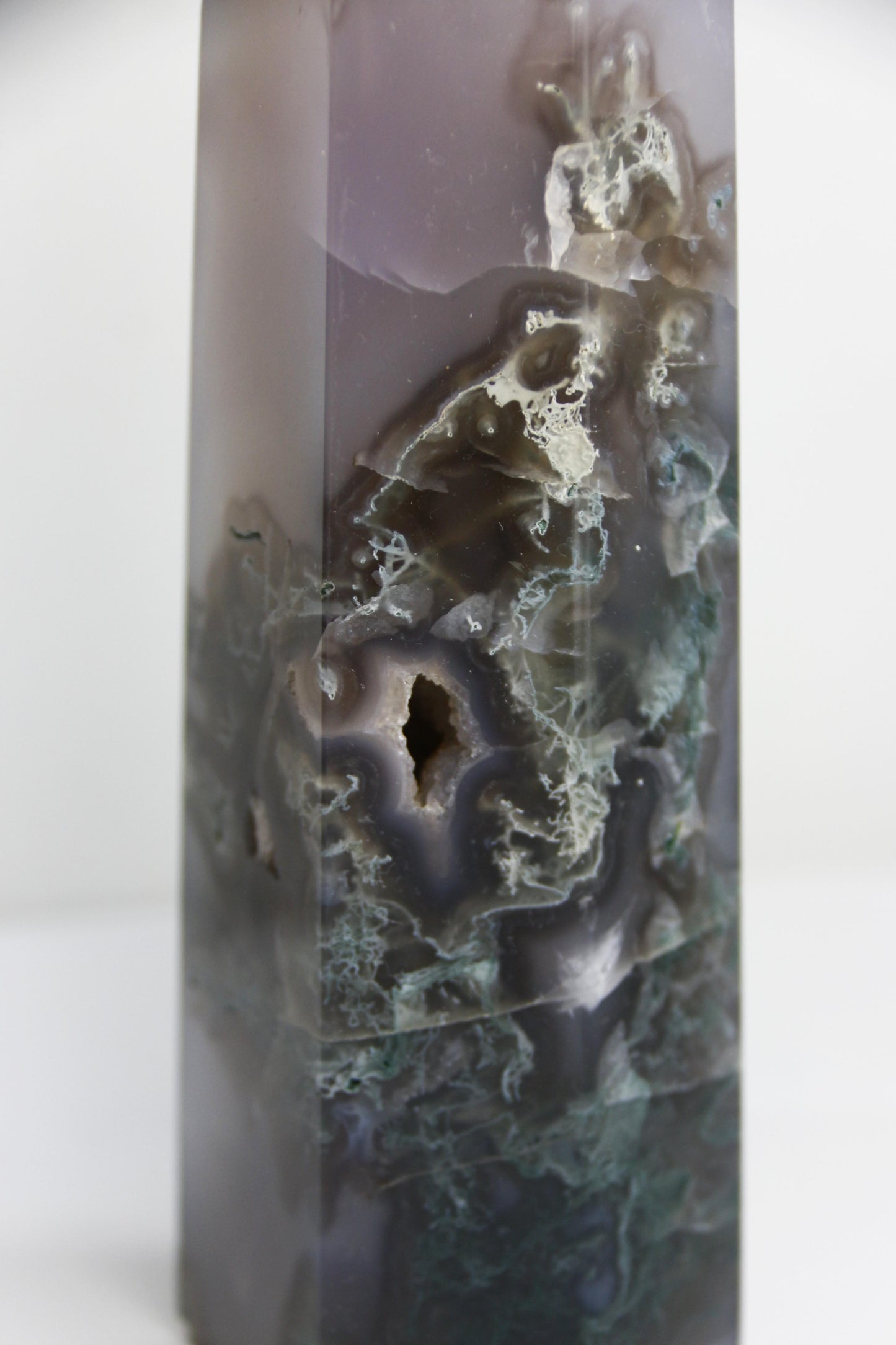 Détail de la druse cristallisée sur pointe en agate mousse naturelle, 568g