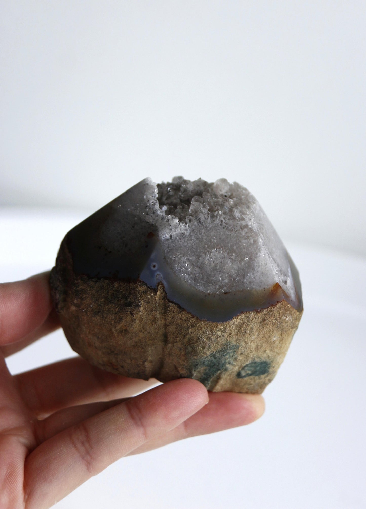 Pointe d’agate semi-polie avec cristallisations naturelles, 297g, origine Brésil