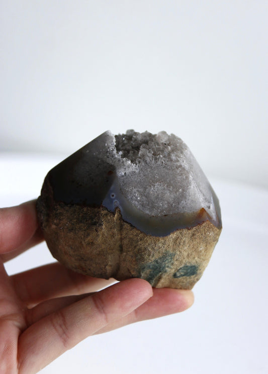 Pointe d’agate semi-polie avec cristallisations naturelles, 297g, origine Brésil