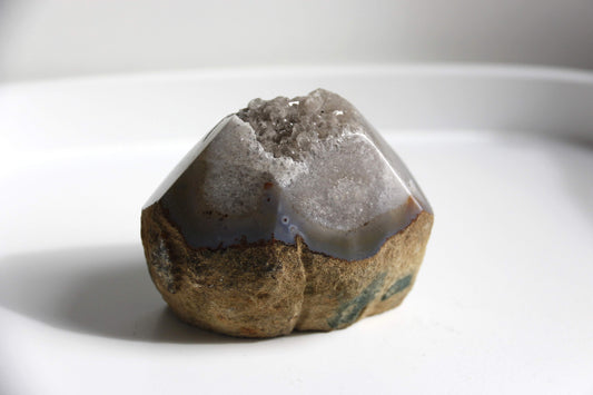 Pointe d’agate semi-polie avec cristallisations naturelles, 297g, origine Brésil