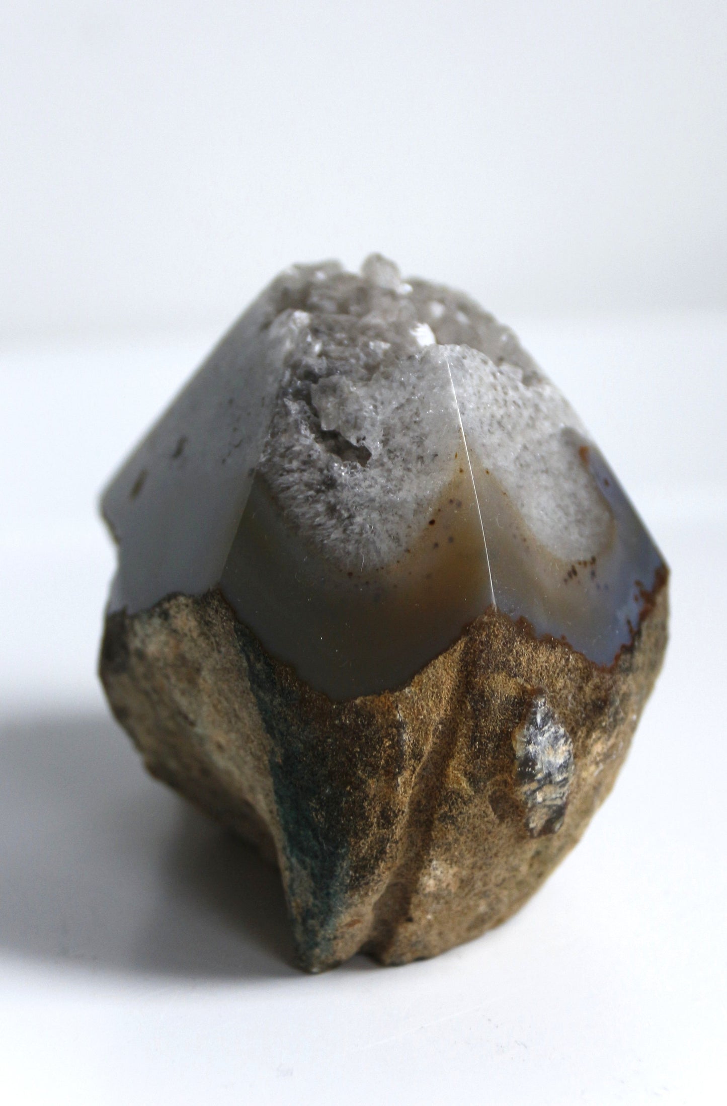Pointe d’agate naturelle, pièce unique de 297g pour lithothérapie et décoration.