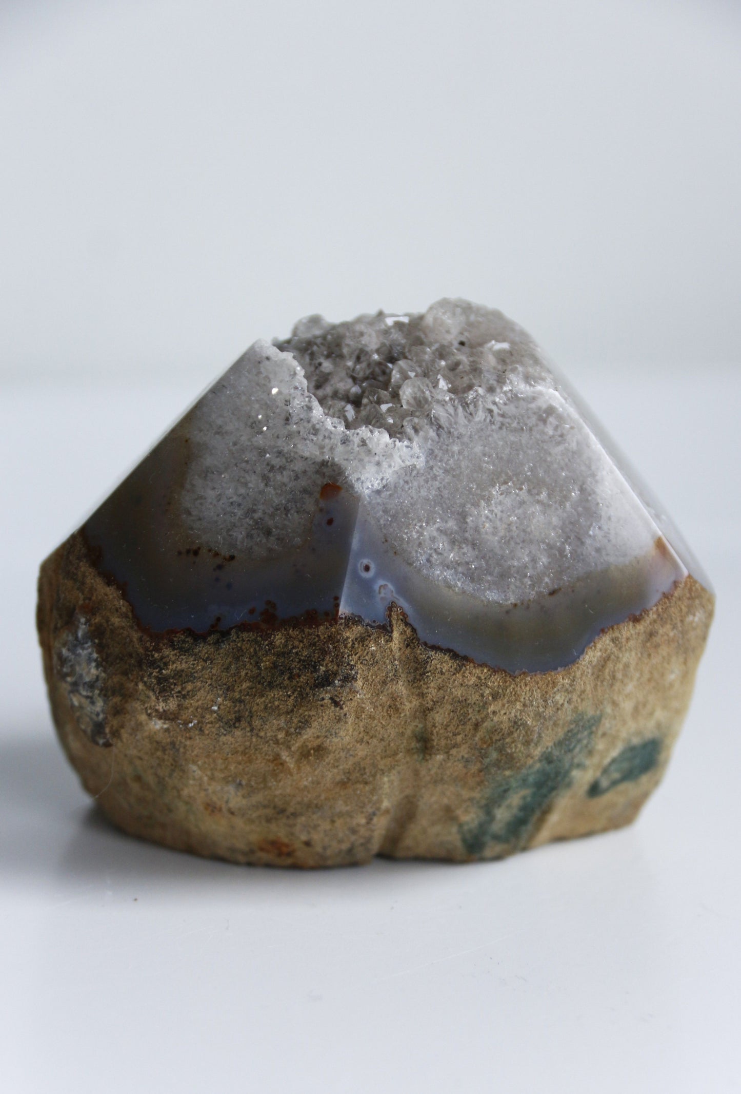 Pointe d’agate semi-polie, dimensions 7,2 cm de largeur, 5,8 cm de hauteur