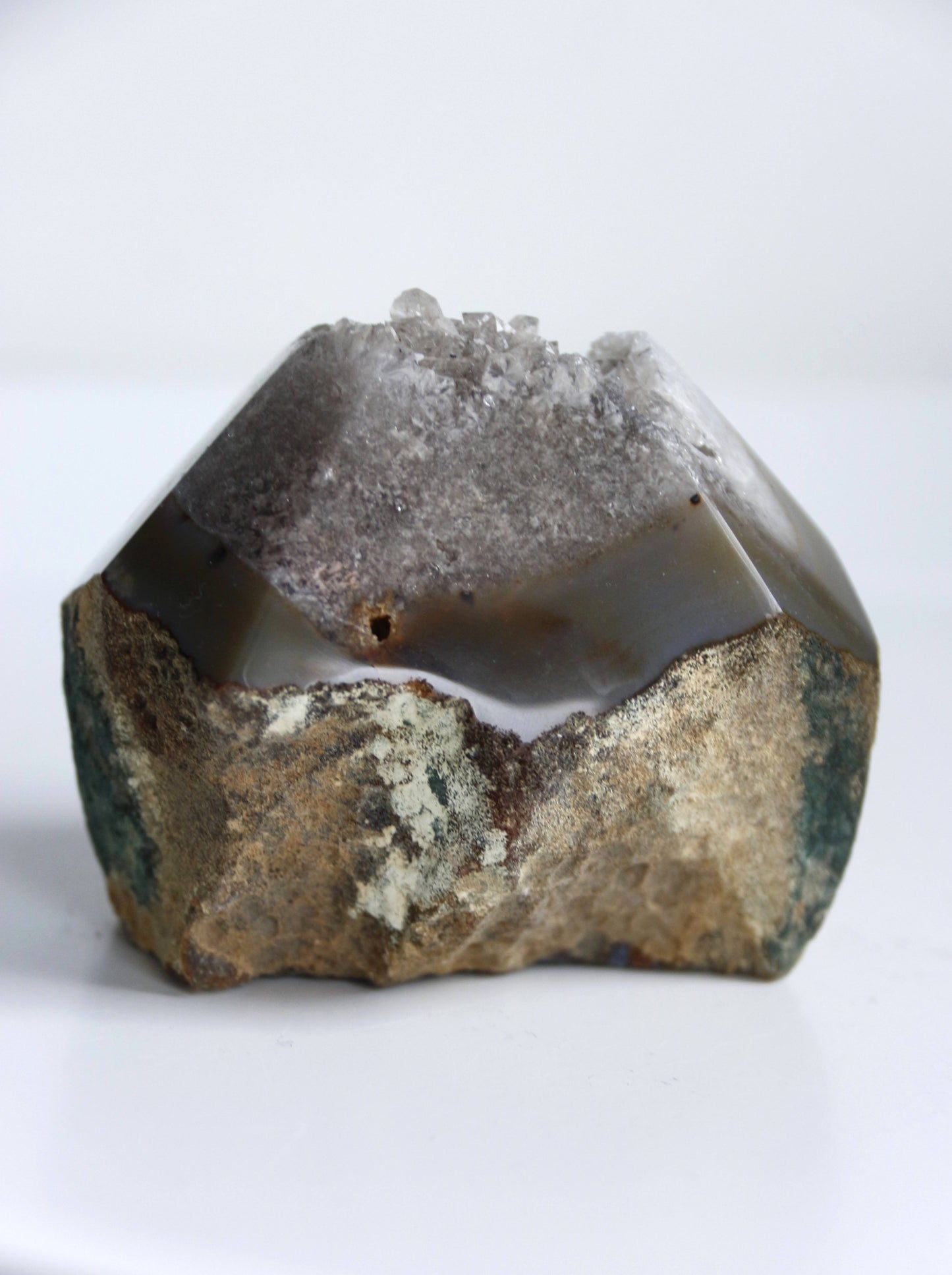 Pointe d’agate semi-polie, dimensions 7,2 cm de largeur, 5,8 cm de hauteur