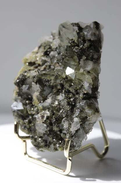 Epidote sur quartz - Pierre brute n°256