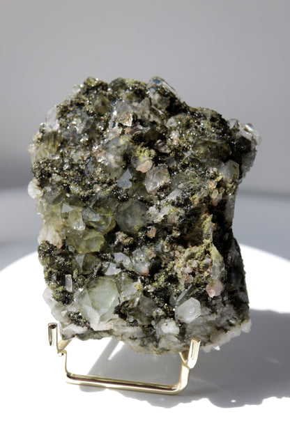 Epidote sur quartz - Pierre brute n°256