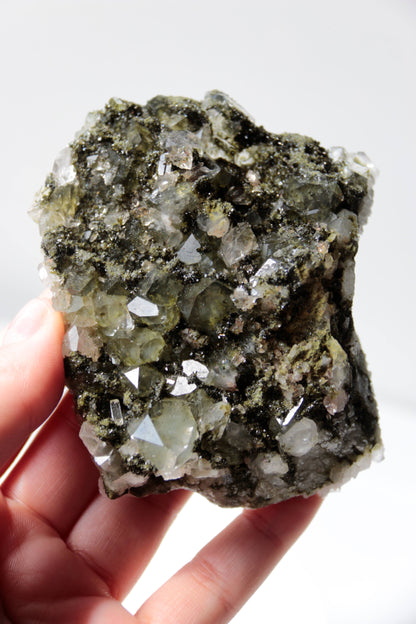 Epidote sur quartz - Pierre brute n°256