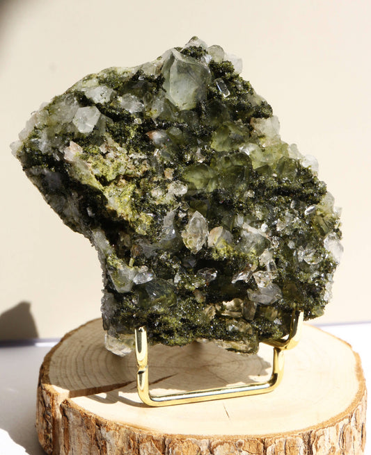 Epidote sur quartz - Pierre brute n°256