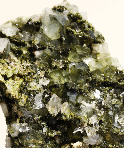 Epidote sur quartz - Pierre brute n°256