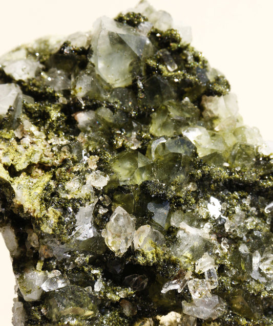 Epidote sur quartz - Pierre brute n°256