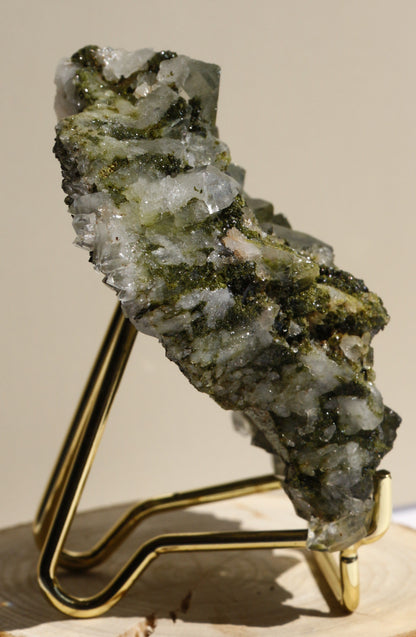 Epidote sur quartz - Pierre brute n°256