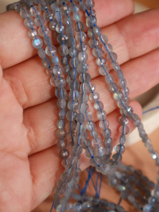 Fil de perles palets facettées Labradorite · 4 mm
