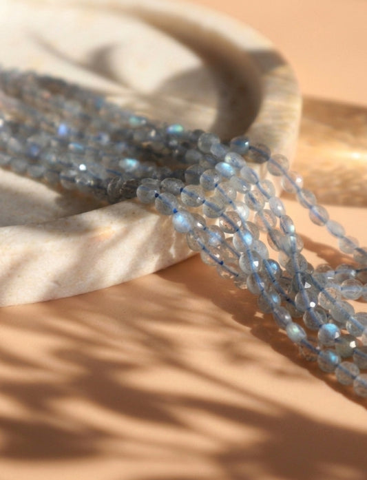 Fil de perles palets facettées Labradorite · 4 mm