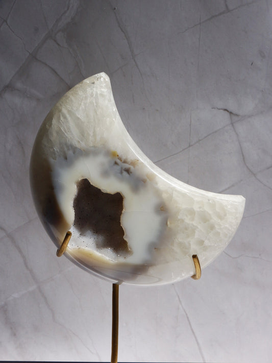 Lune en Agate Cristallisée n°158 – 500g | Socle inclus 💎