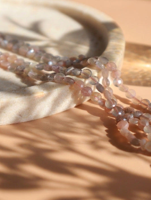 Fil de perles palets facettées Pierre de lune · 4 mm