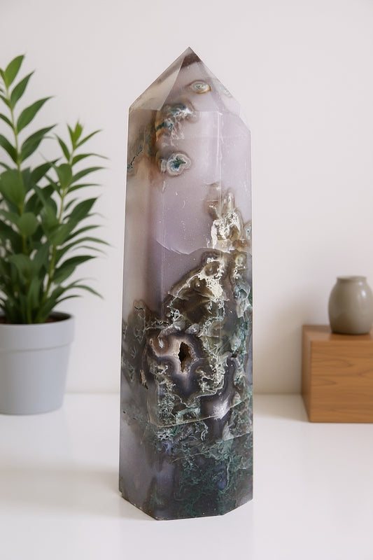 Pointe en agate mousse naturelle avec druse cristallisée, 568g, dimensions 16,5x4,2 cm