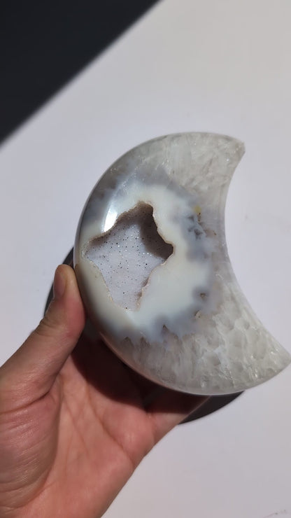 Lune en Agate Cristallisée n°158 – 500g | Socle inclus 💎